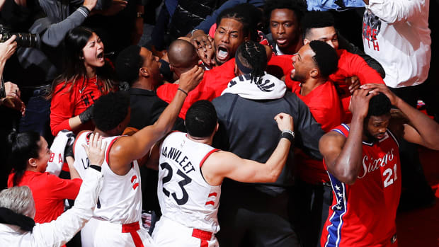 kawhi-leonard-raptors-sixers.jpg
